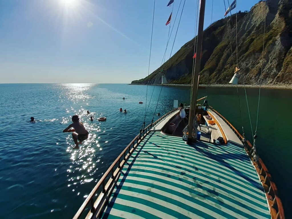 Il cutter Caravelle in navigazione lungo la costa