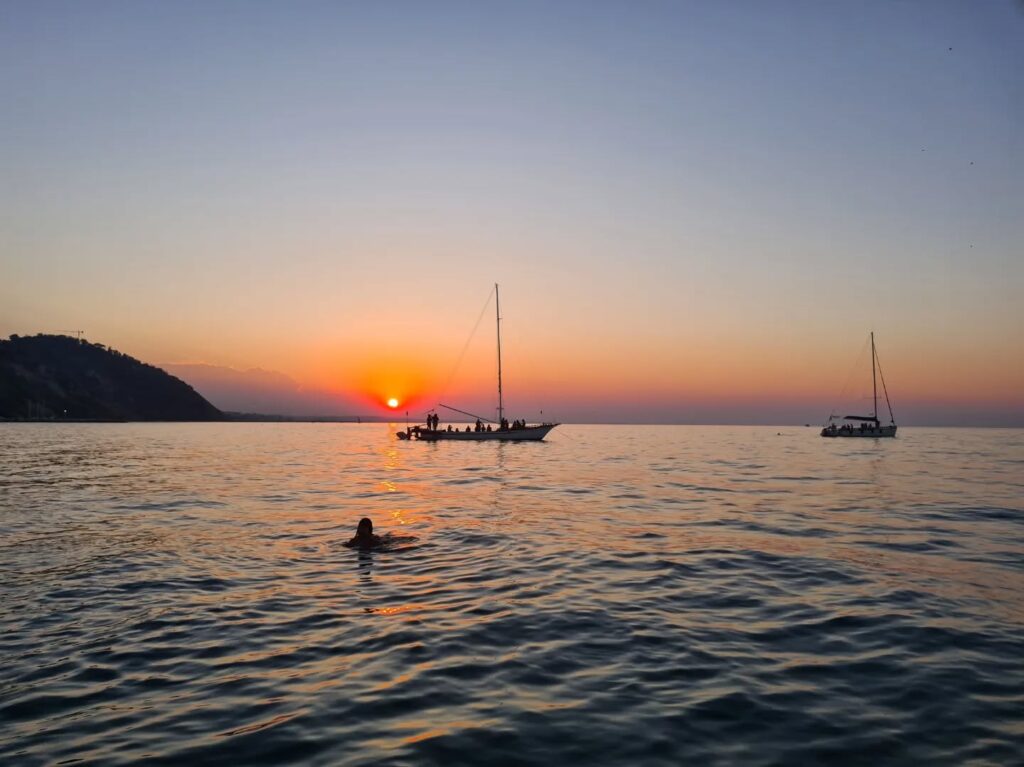 Quando cala il sole, si accende la serata.